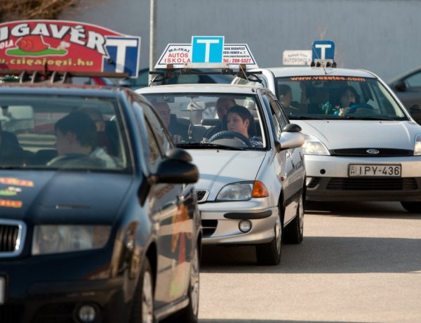 Fél évvel hosszabbodnak meg a jogosítványszerzéssel kapcsolatos határidők