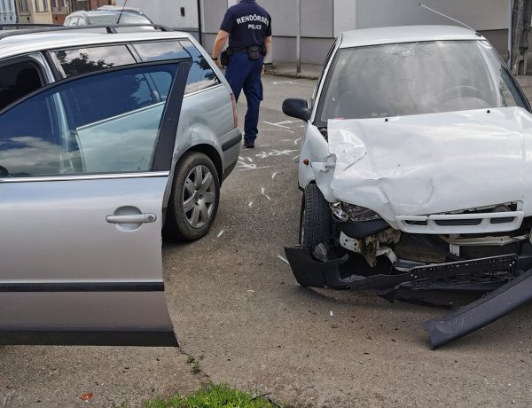 Baleset a Kiss Ernő utcánál - Nem adott elsőbbséget az egyik autós 