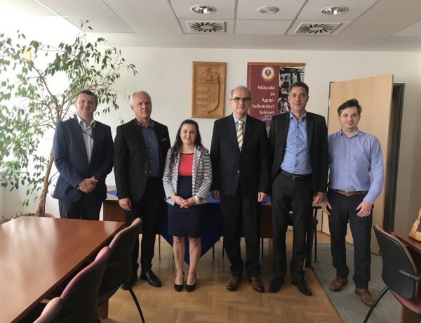 A FAKT AG cégcsoport vezetői látogatást tettek a Nyíregyházi Egyetemen