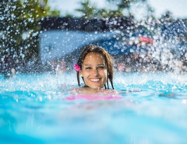 Nyitnak a Parkfürdő termálmedencéi, csökkentek a fürdőkre vonatkozó korlátozások!