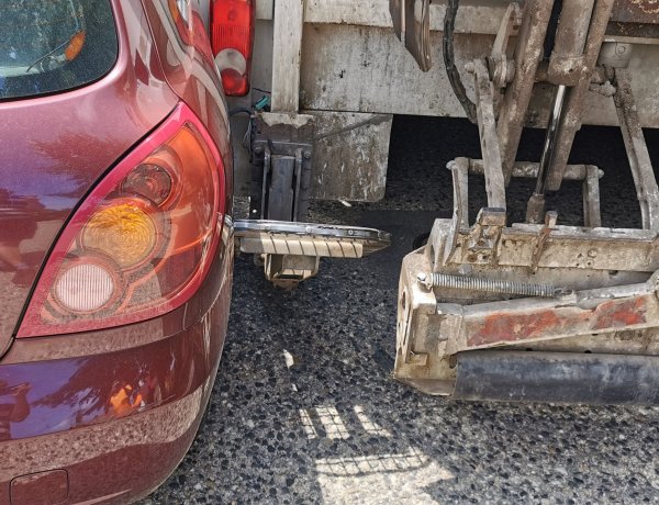 Kukáskocsi és személyautó ütközött a Fácán utcán - Anyagi kár keletkezett