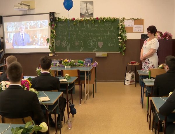 Búcsú az Apáczaitól – Elballagtak a végzős diákok Nyíregyházán