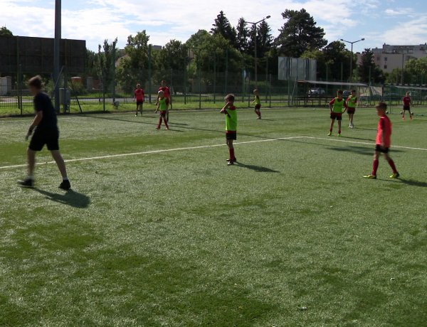 Focitábor a stadionban - Közel negyven gyerek tölti a pályán a vakáció első napjait