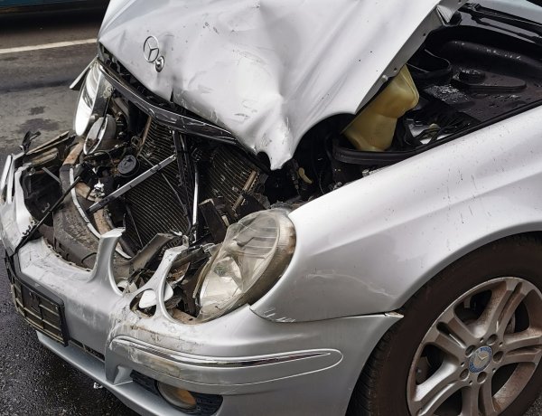 Totálkárosra tört az egyik autó, ketten megsérültek a Kert utcán egy balesetben 