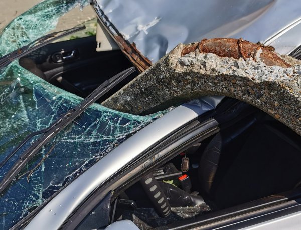 Szerencsés baleset - Rádőlt egy villanyoszlop egy autóra, a sofőr karcolásokkal megúszta