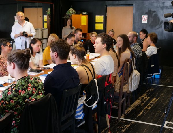 Látványos musical vígjáték várja a színház szerelmeseit a Rózsakert Szabadtéri Színpadon!