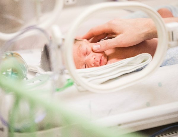 Egy koronavírus-fertőzött anya egészséges babának adott életet