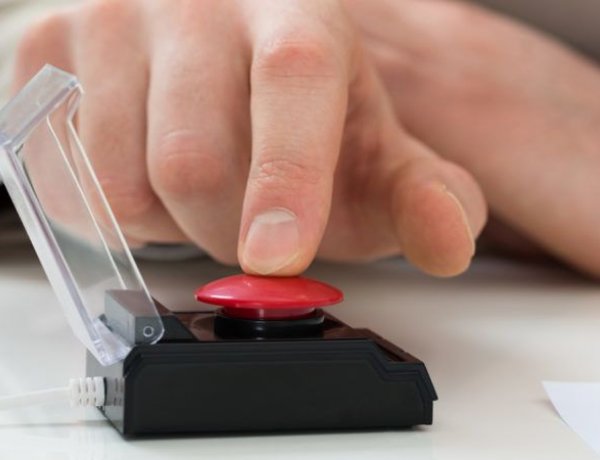 Pánikgombbal riaszthatják majd a tanárok az iskolaőröket    