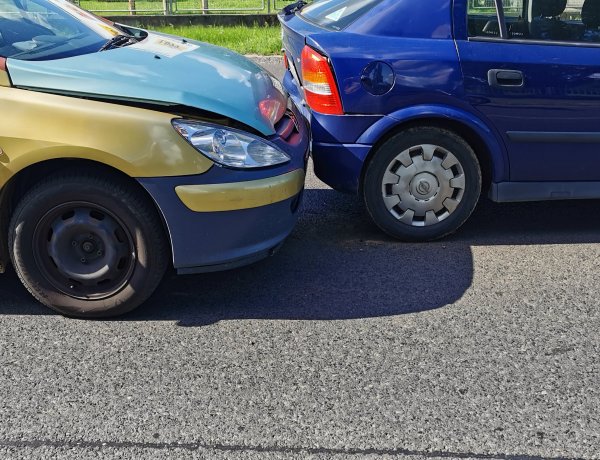 Ráfutásos baleset a Tiszavasvári úton - Két autó koccant a laktanya előtt