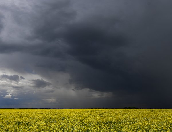 Zivatarok miatt országos veszélyjelzést adtak ki, helyenként akár 32 fokot is mérhetünk