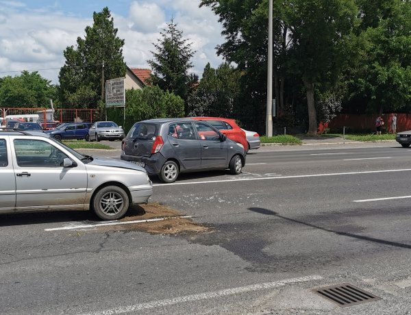 Kismama is sérült a karambolban - Ráfutásos baleset történt az Orosi úton
