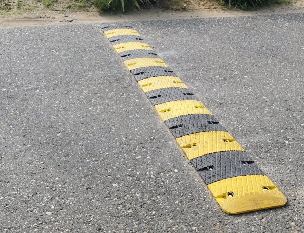 Fekvőrendőr a Százados úton - A cél a biztonság növelése volt