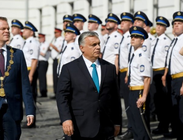 Orbán Viktor: Magyarországon sosem fogják magukra hagyni az egyenruhásokat