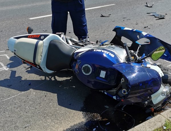 Autóba csapódott egy motoros vasárnap délelőtt a Kállói úton