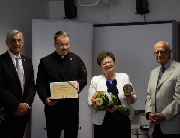 Szent Adalbert-díjat adományoztak Dr. Müller Cecília országos tisztifőorvosnak