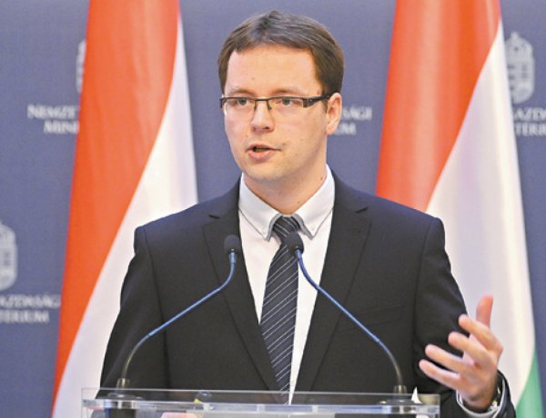 Izer:Az új járulékszabályok évente 350 milliárdot hagynak a zsebekben