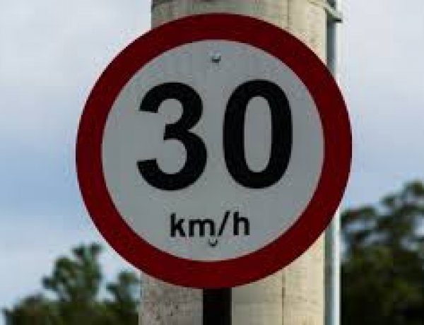 Nyíregyházi útinformációk - Körforgalmi rend és 30 km/h sebességkorlátozás