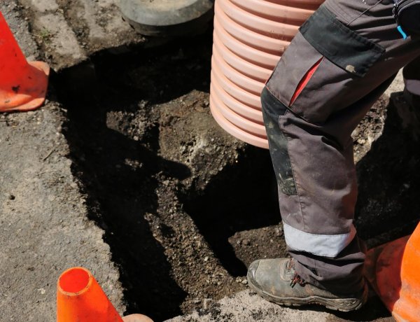 Eltömődött csatorna - Karbantartás és javítás a Ferenc körúton 