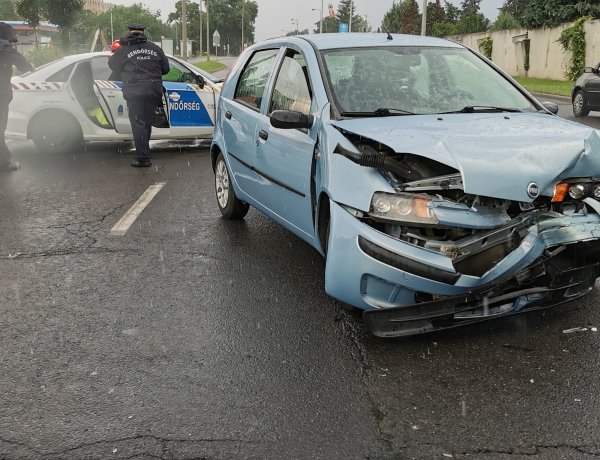 Baleset a Garibaldi-Korányi csomópontjánál - Az egyik sofőrt kórházba kellett szállítani