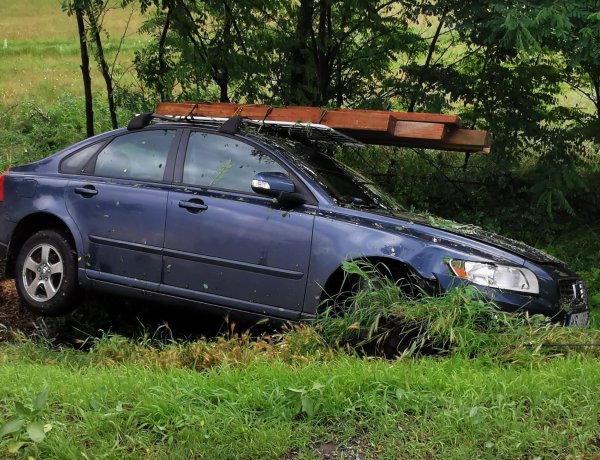 Baleset Nyírteleknél - Csodával határos módon nem ütközött fának az autó