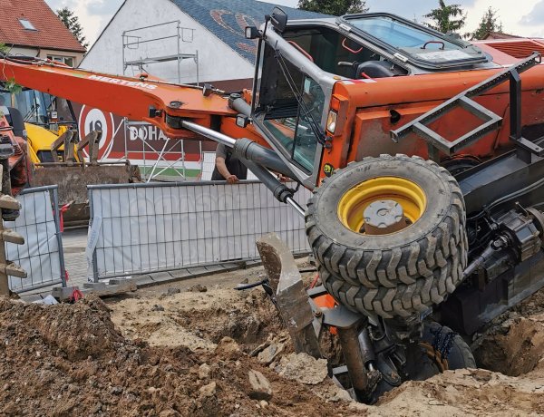 Feldőlt markoló a Korányin - Egy kisbusz megsérült, az utat lezárták 