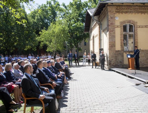Áder János: Magyarország tisztelettel adózik az egészségügyi dolgozók teljesítményének