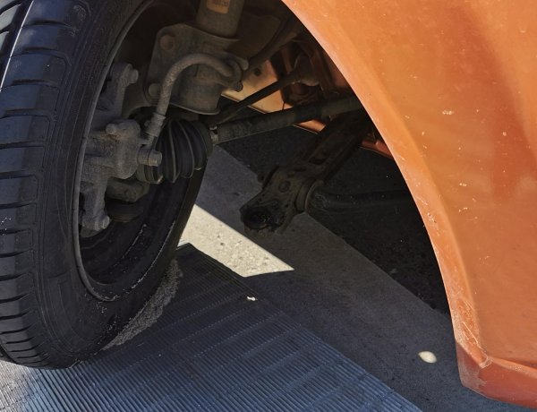 Kitört a kereke - A Pazonyi téren torlódás alakult ki egy autó miatt