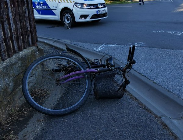 Kerékpárost vittek kórházba Újfehértón - Egy autóval ütközött