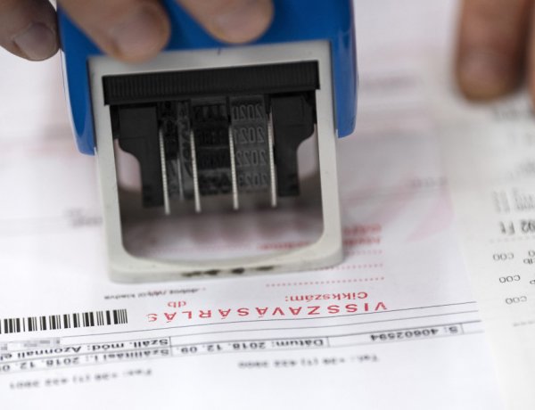 Július elsejétől minden vállalkozás számlájára rálát az adóhivatal