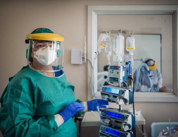 Szerdán kapják meg az egészségügyi dolgozók az 500 ezer forintos juttatást