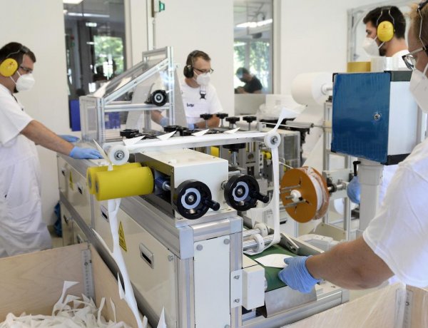 Új maszkgyártó gép kezdte meg működését Budapesten          