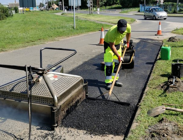 Útjavítás a Kállói úton - Több helyen sérült a burkolat a csapadékos időjárás miatt