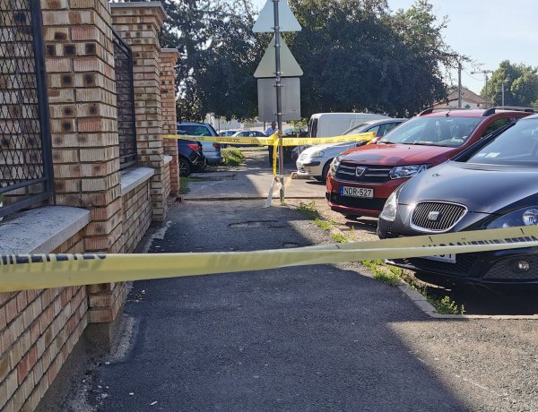 Munkálatok - Javítják a járdát a Központi Ügyelet épülete előtt