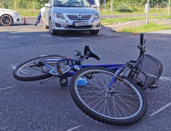 Megsérült a kerékpáros a Moszkva utcai kereszteződésnél - Kórházba szállították