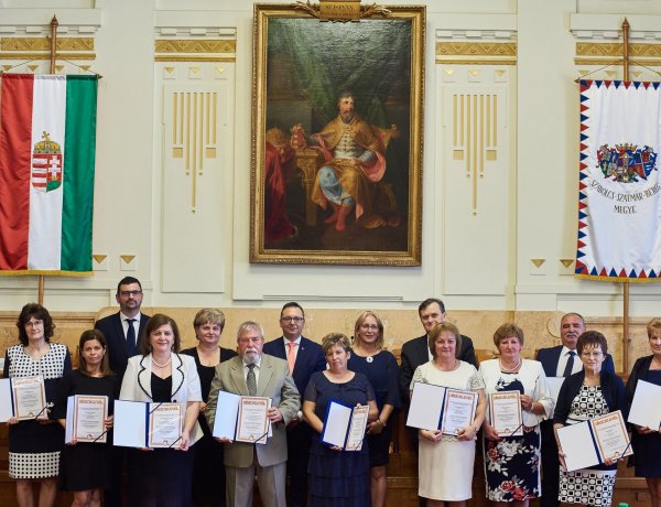 Köztisztviselők napja a megyeházán – 11 dolgozó vehetett át elismerést