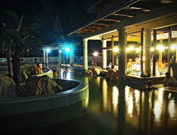 Péntektől augusztus végéig újra éjszakai fürdőzés a nyíregyházi Parkfürdő termál részlegén