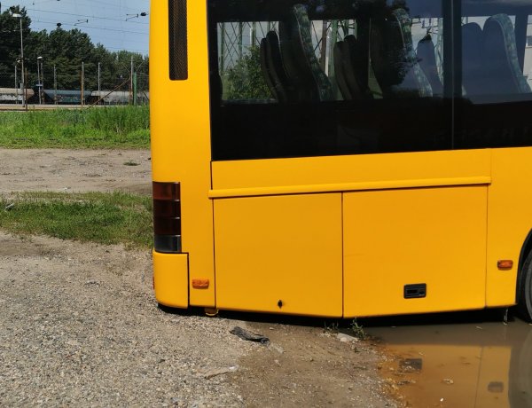 Elakadt autóbusz - Műszaki mentésre volt szükség a mély talaj miatt