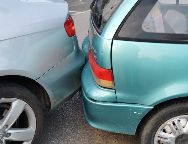 Ütközés tolatás közben - Két autó koccant a Mentőszolgálat előtt