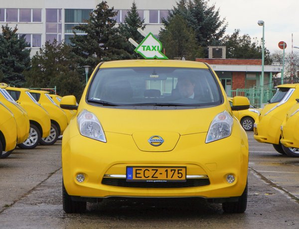 Büntetett előéletűek nem vezethetnek taxit a jövőben- 13 közlekedési törvényt módosítottak