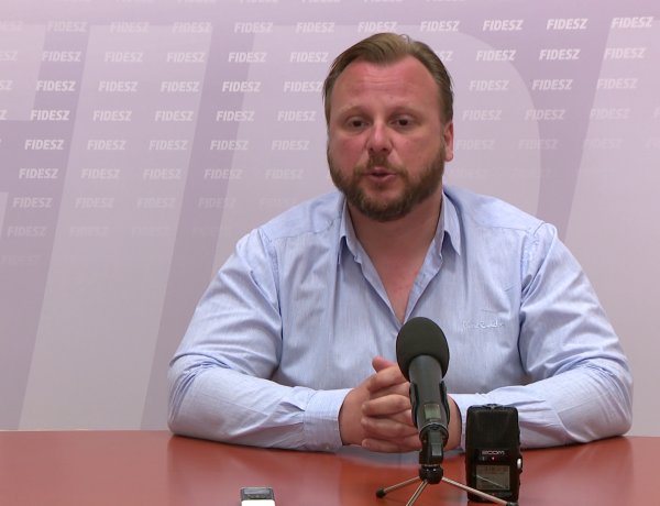 Fidesz: a véleménynyilvánítást korlátozza az ellenzék a konzultációs ívek begyűjtésével