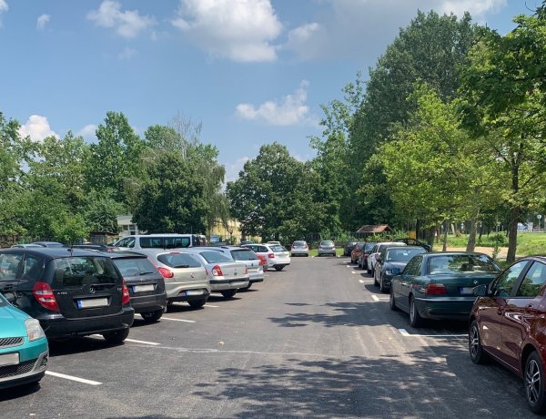 85, vadonatúj parkoló a Dunapack előtt, mely a szomszédos óvodába érkezőket is segíti