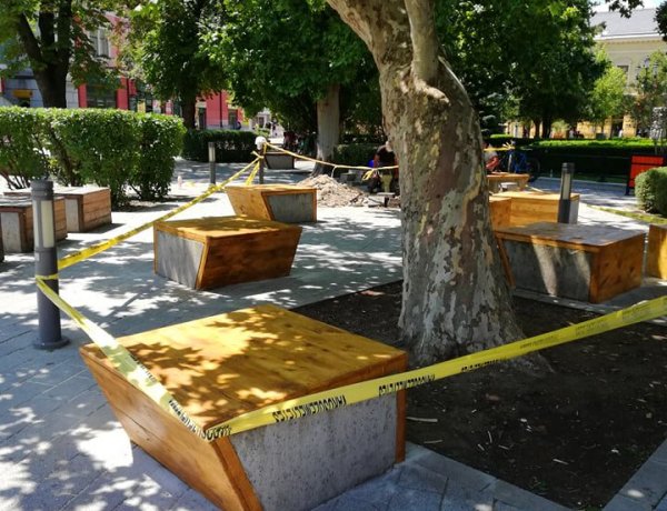 NYÍRVV: megújulnak a Kossuth tér beton ülőpadjai, a munkák már elkezdődtek