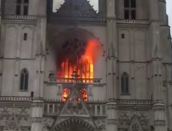 Tűz ütött ki a nyugat-franciaországi Nantes székesegyházának belsejében szombaton