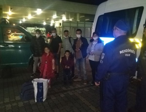 Átadták a rendőrök a Csengernél elfogott határsértőket a román hatóságnak