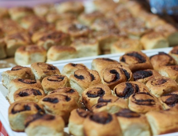 Az igazi kelt tészta receptje – Hagyományos kalácssütés a Sóstói Múzeumfaluban