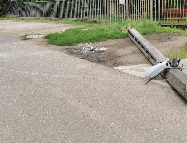 Villanyoszlopnak ütközött egy autó vasárnap a Csipke utcában