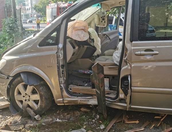 Kerítésnek ütközött egy kisbusz Nyíregyháza belvárosában      