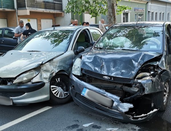 Könnyű sérülésekkel szállították kórházba a Szarvas utcán karambolozó autók utasait