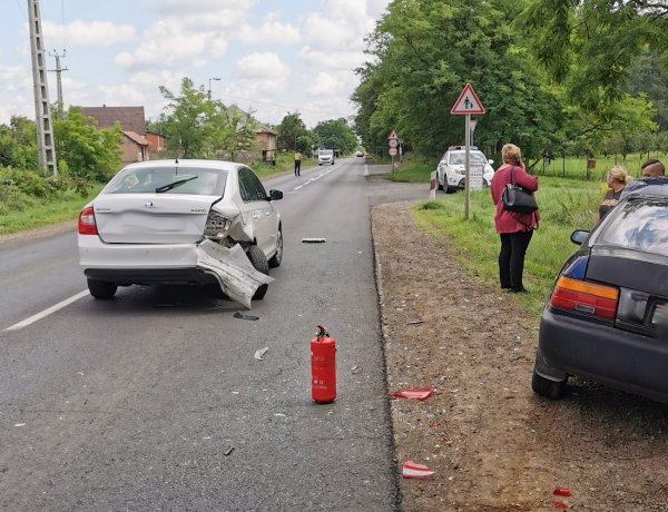 Két autó ütközött hétfőn a nyíregyházi Mocsár utca és Kállói út kereszteződésében