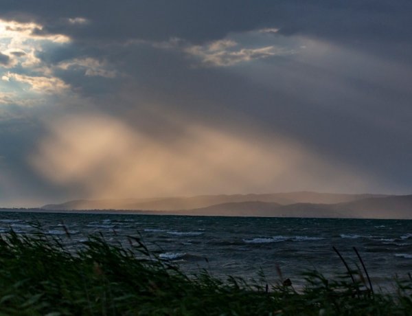 Országos Meteorológiai Szolgálat: a viharos idő ellenére néhol marad a harminc fok